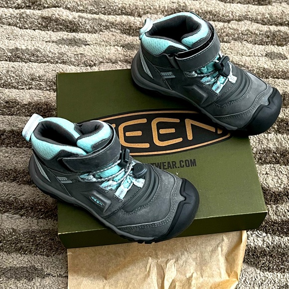 Kids Keen hiking/snow shoe. Size 11